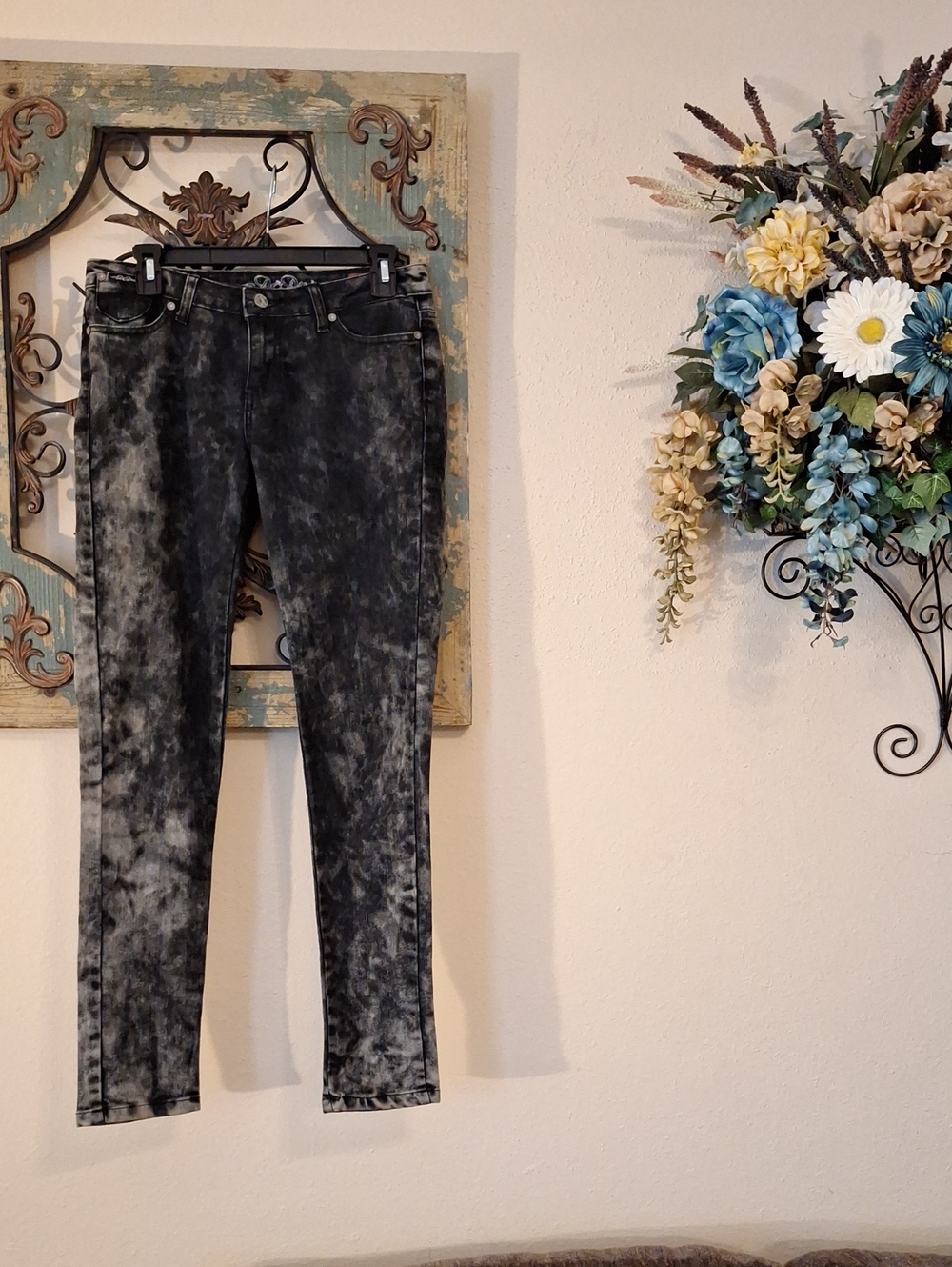 Women's Black Acid-Wash Skinny Jeans. Size 5 - Picture 2 of 7